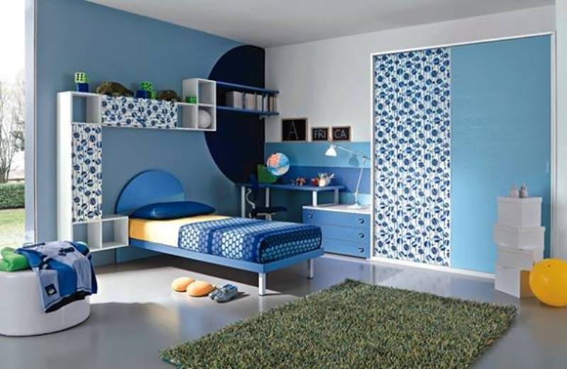 Desain kamar tidur anak dengan menyelaraskan gambar bunga biru