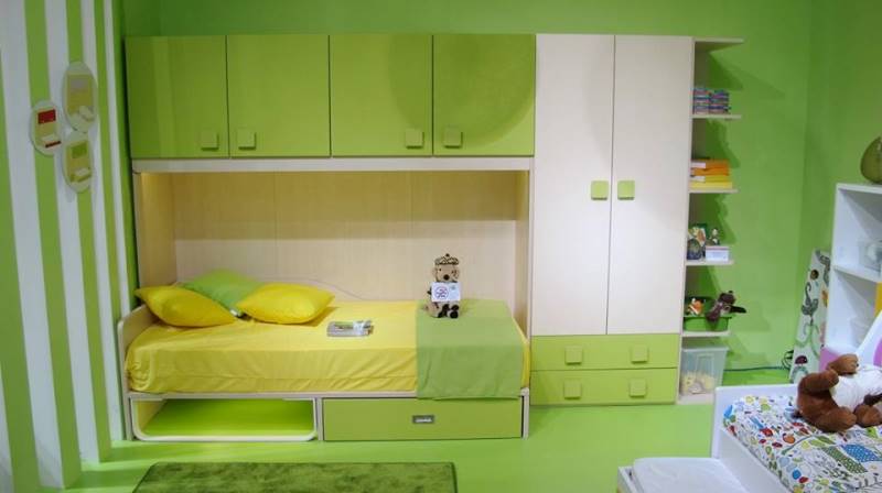 Desain kamar tidur anak dengan suasana segar yang di keluarkan dari interiornya