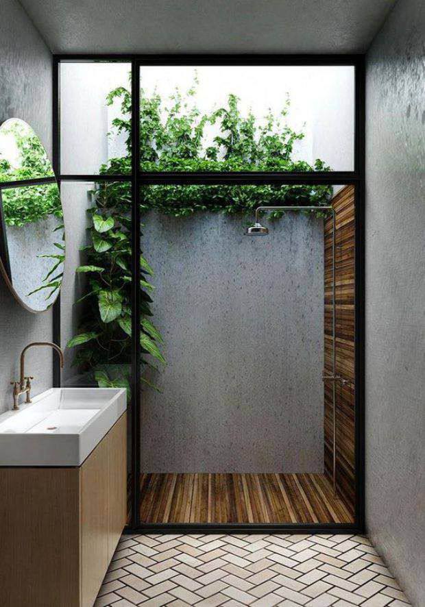 Kamar mandi dengan konsep tropikal 