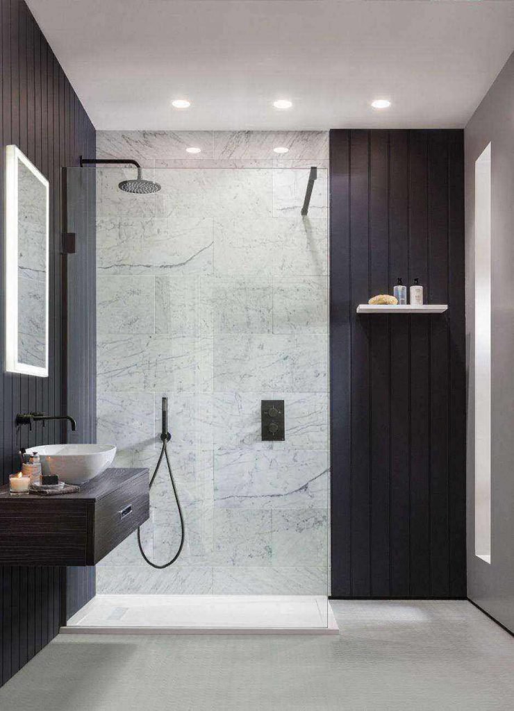 Kamar mandi minimalis dengan konsep monokrom 